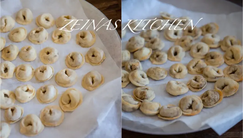Närbild på shish barak, små dumplings som väntar på att tillagas.