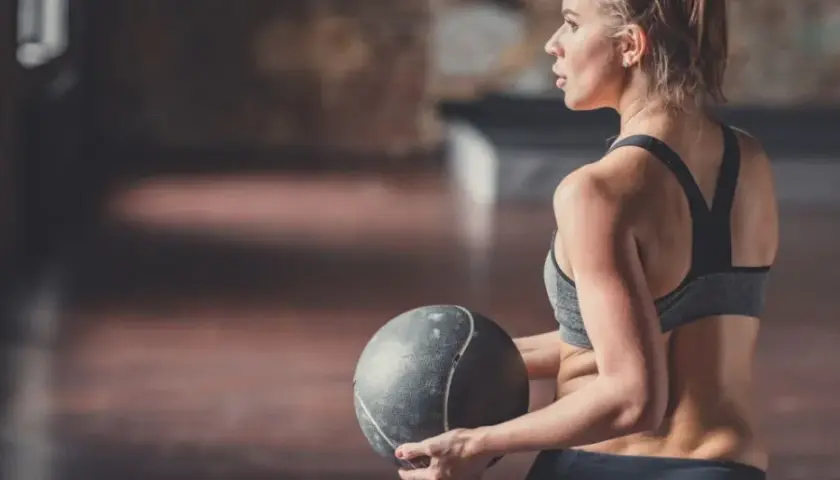 Ile trwa trening CrossFit? Pełna godzina, która zmieni Twoje ciało!