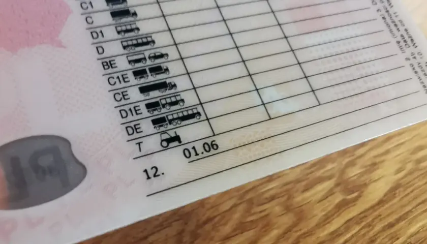 Fragment polskiego prawa jazdy z datą 01.06. Sprawdź, jak sprawdzić czy ktoś ma zabrane prawo jazdy, analizując rubryki i daty ważności dokumentu.