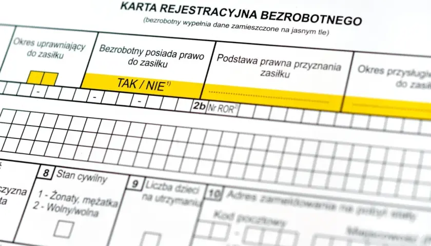 Karta rejestracyjna bezrobotnego. Pole "TAK / NIE" wskazuje, komu nie przysługuje zasiłek dla bezrobotnych.