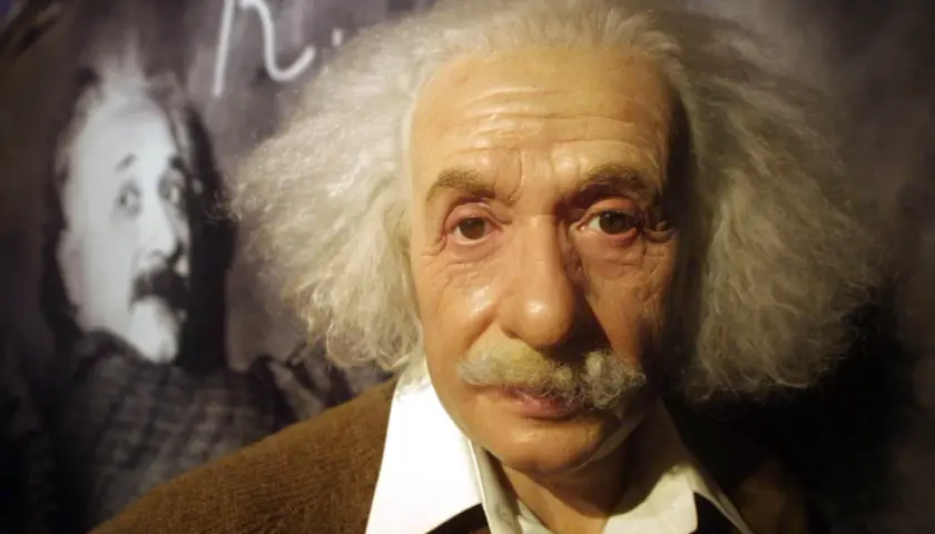 Woskowa figura Alberta Einsteina, z jego charakterystyczną fryzurą i wąsami, przypomina o jego mądrych albert einstein cytaty o ludziach.