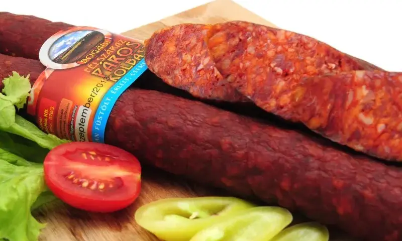 Kiełbasa salami: sekrety produkcji, rodzaje i zastosowanie w kuchni