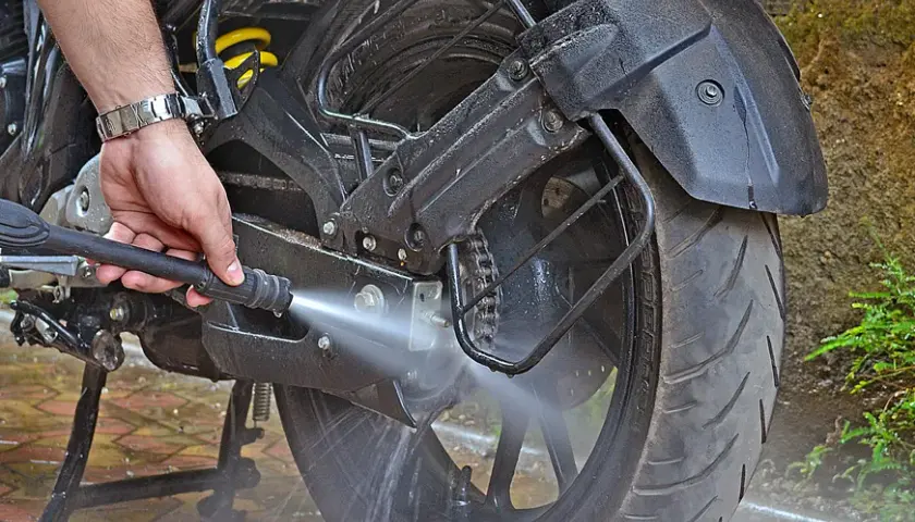 Czym czyścić łańcuch motocyklowy, aby uniknąć kosztownych napraw?