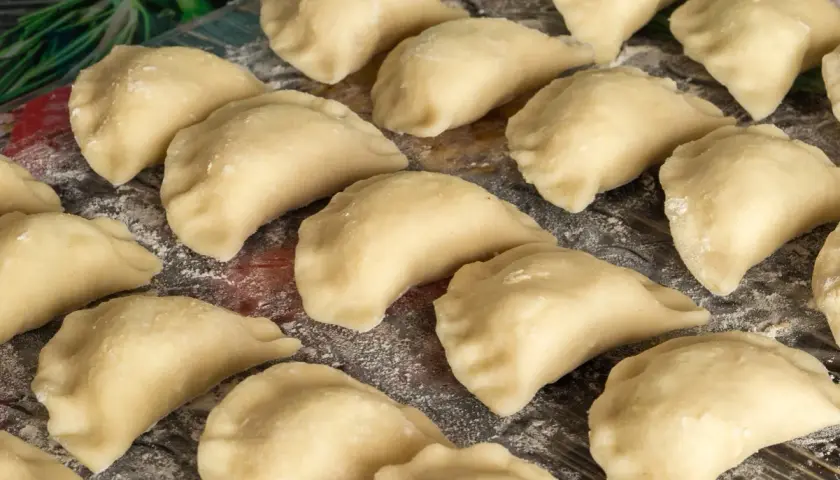 Gotowe do lepienia pierogi, idealne na obiad. Dowiedz się, jak zrobić ciasto na pierogi, by były pyszne!