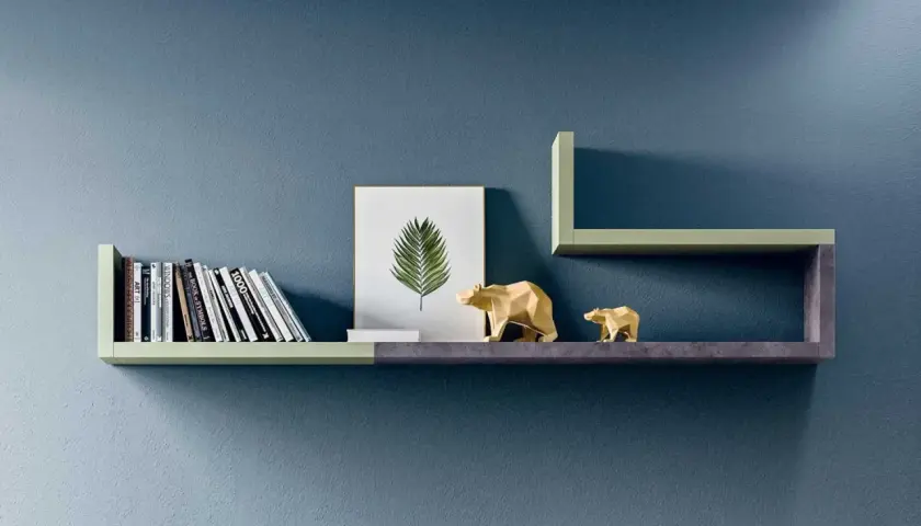 Mensole moderne con libri, un quadro di foglia e orsetti dorati, perfette per fissare mensole al muro con stile.