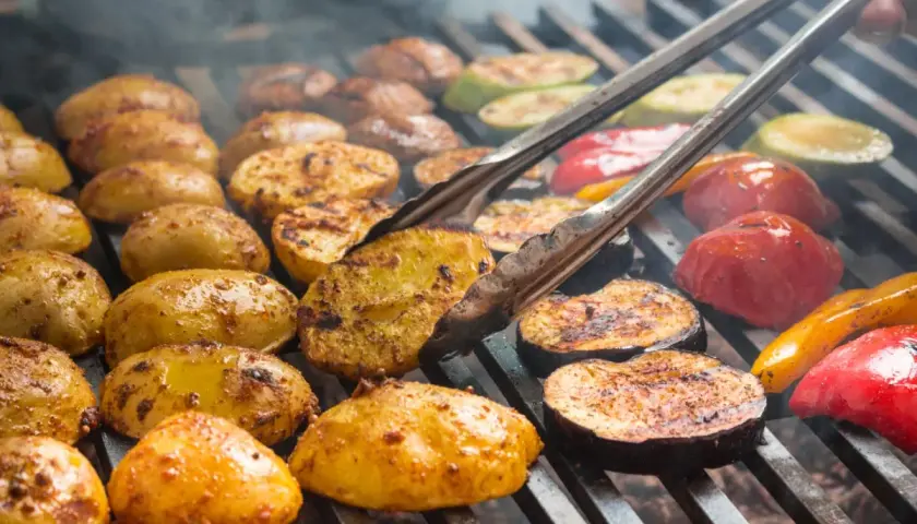 Cebula z grilla: Proste przepisy na pyszne grillowane przekąski