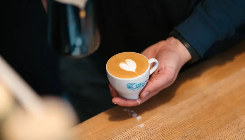 Sekret latte art: Serce na kawie krok po kroku zawsze się uda!