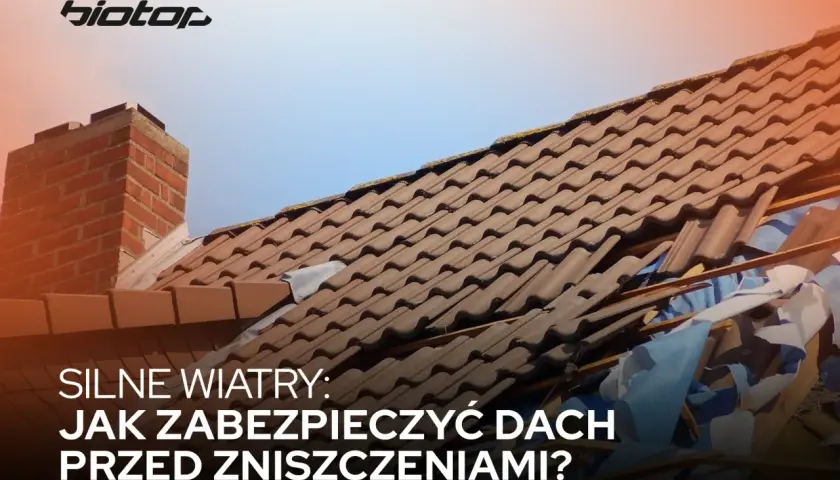 Uszkodzony dach po silnym wietrze, z luźnymi dachówkami i widocznymi elementami konstrukcji. Skrzypiący dach podczas wiatru to sygnał ostrzegawczy.