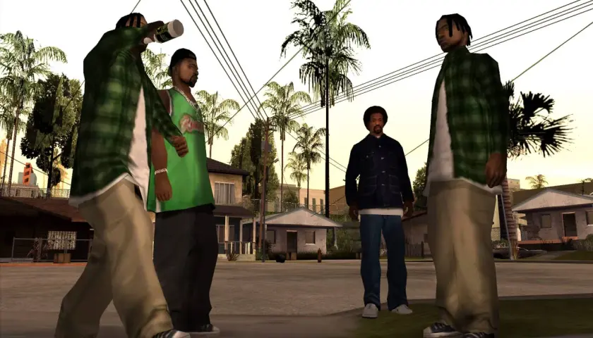Czterech mężczyzn stoi na ulicy, jeden pije z butelki. Scena z gry GTA San Andreas, idealna do spolszczenia.