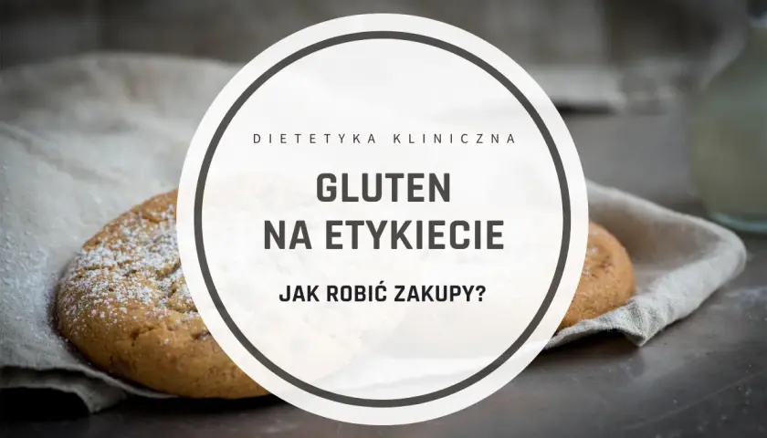 Ciasteczka posypane cukrem pudrem, na tle serwetki i mleka. Tekst: Gluten na etykiecie.