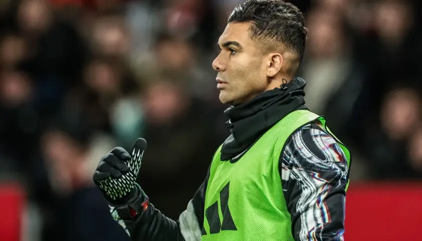Casemiro w zielonej kamizelce, kciuk w górę. Jego obecność to kluczowy element strategii Manchester United transfery.