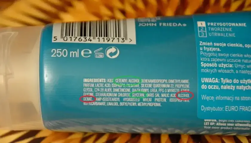 Skład kosmetyku John Frieda zawiera m.in. alkohol denat., który pomaga w aplikacji i szybkim wysychaniu produktu.