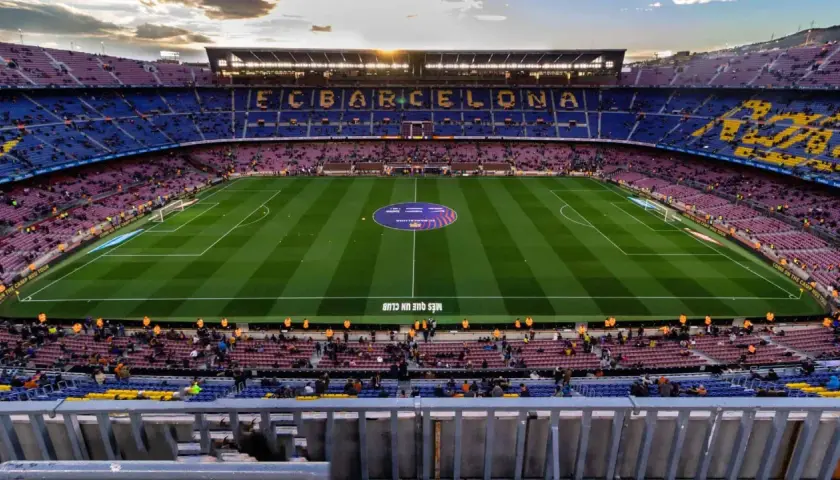 Widok na Camp Nou podczas zwiedzania. Piękny stadion FC Barcelony z widocznymi trybunami i murawą.