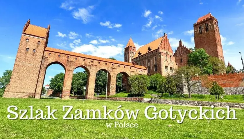 Gotycki zamek z cegły, część szlaku zamków krzyżackich, z charakterystycznym łukowym mostem i wieżą.