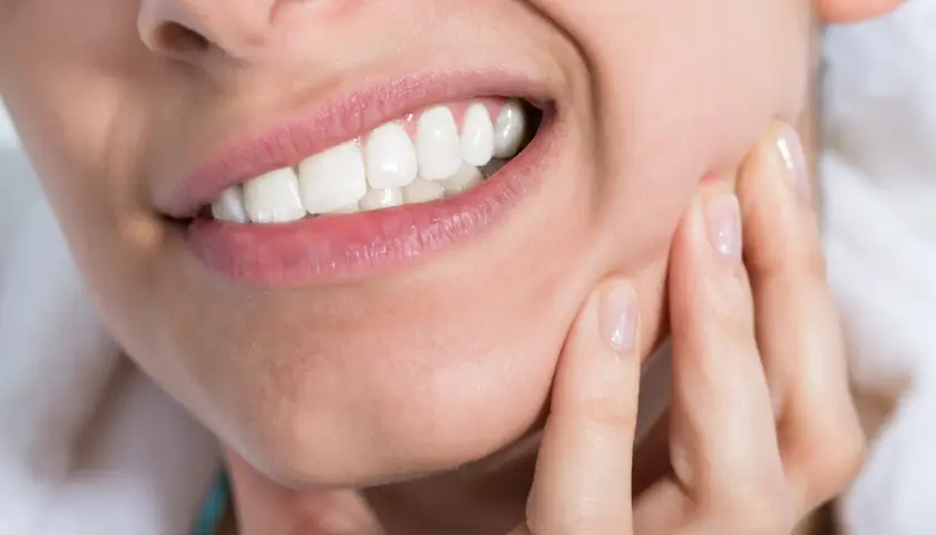 Dente che fa male? La mano sul viso indica il disagio. Cosa prendere x il mal di denti per ritrovare il sorriso.