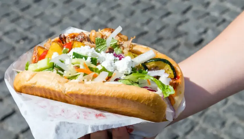Duży kebab: ile kcal? Sprawdź, jak wybrać lżejszą wersję