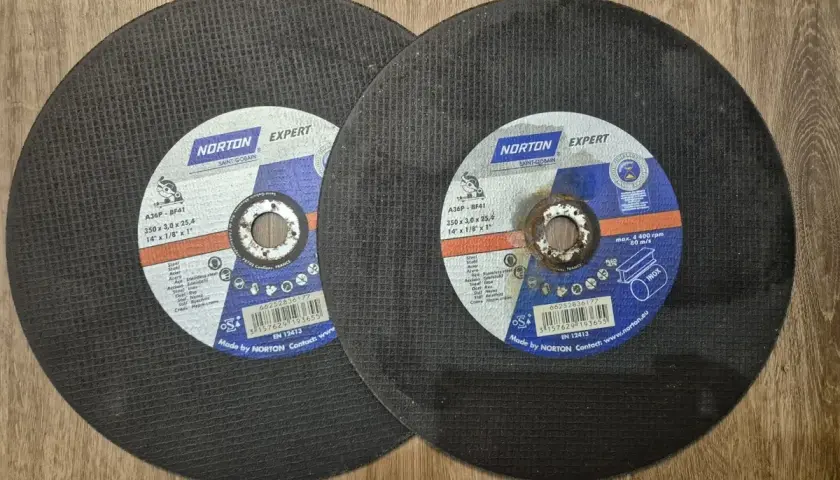 Dwa nowe tarcze Norton Expert, model A36P-BF41, o wymiarach 350x3,0x25,4 mm (14" x 1/8" x 1"). Idealne do cięcia stali i stali nierdzewnej.