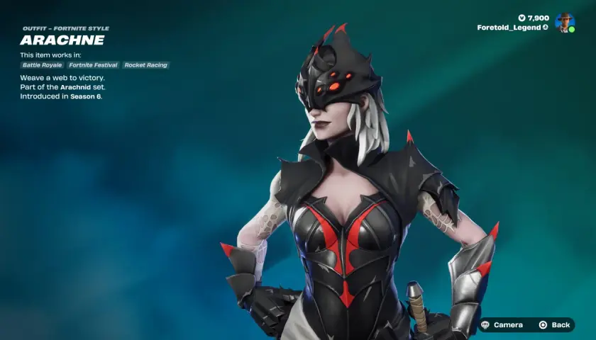 Postać Arachne z Fortnite, w czarnym stroju z czerwonymi akcentami, gotowa do walki.
