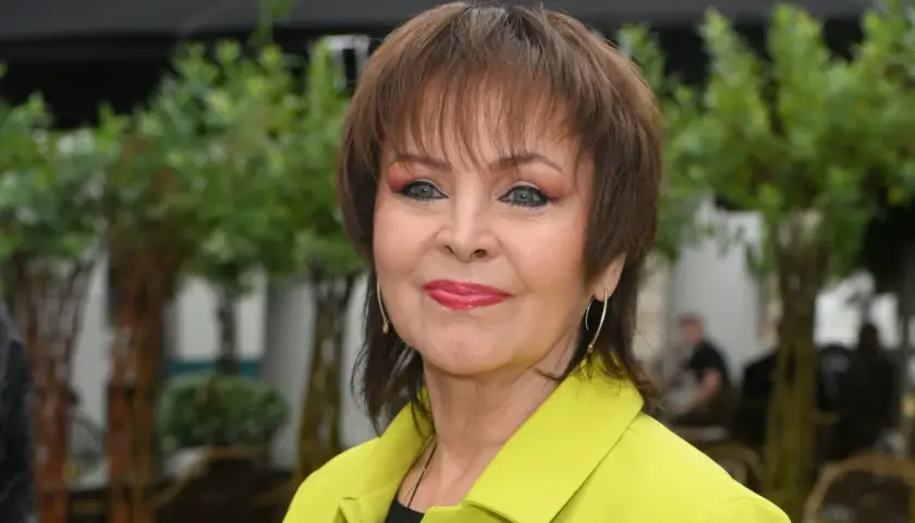 Uśmiechnięta Izabela Trojanowska w limonkowym żakiecie. Wiele osób zastanawia się, ile lat ma Izabela Trojanowska, a ona wciąż zachwyca!