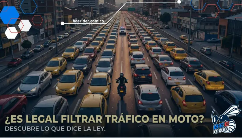 Motociclista se abre paso entre el tráfico denso. ¿Es legal filtrar en moto? Descubre la ley.
