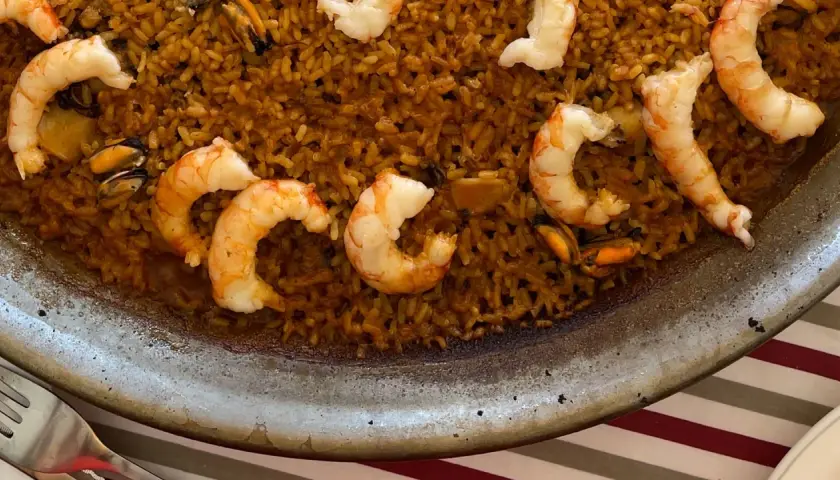 Arroz del senyoret con gambas y mejillones, listo para disfrutar.