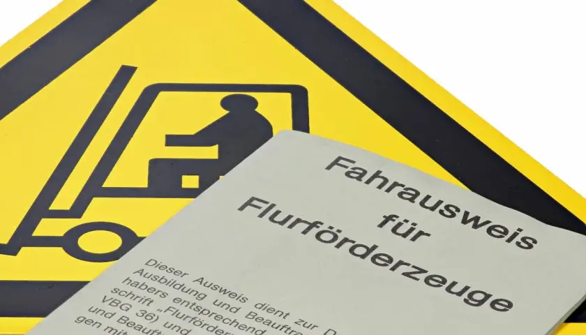 Gelbes Warnschild mit Gabelstapler-Symbol und "Fahrausweis für Flurförderzeuge". Zeigt, welche Stapler man ohne Staplerschein fahren darf.