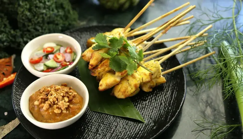 Kurczak satay na patyczkach, idealny do diety bez glutenu i laktozy. Przepisy na takie dania są łatwe i smaczne.