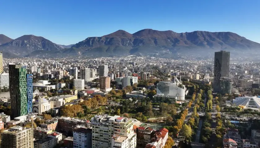 Tirana: co zwiedzić? Przewodnik po atrakcjach i weekendowym wypadzie