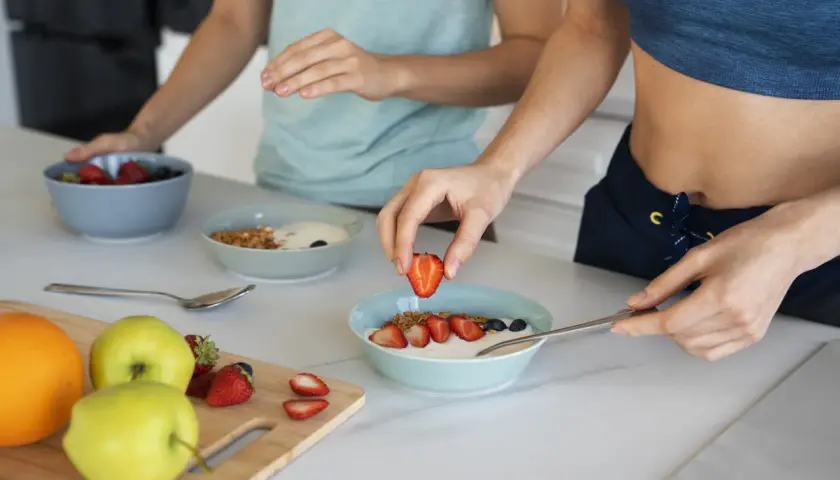 Zdrowe śniadanie z owocami i jogurtem. Zastanawiasz się, ile można schudnąć w 2 tyg.? Taka dieta to dobry początek.