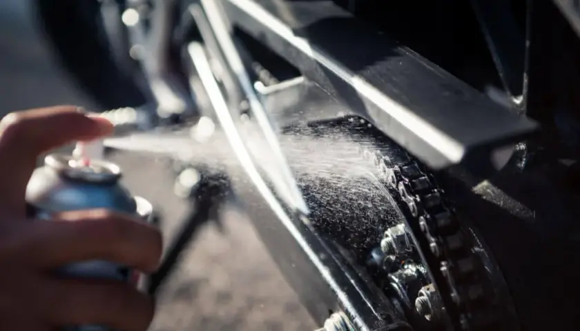 Łańcuch motocyklowy: Czym czyścić, a czego unikać?