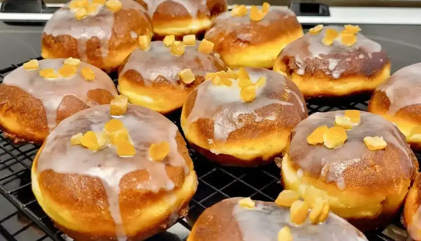 Pyszne pączki z lukrem i kandyzowaną skórką pomarańczową. Zastanawiasz się, ile kalorii ma pączek? Te wyglądają na słodką pokusę!