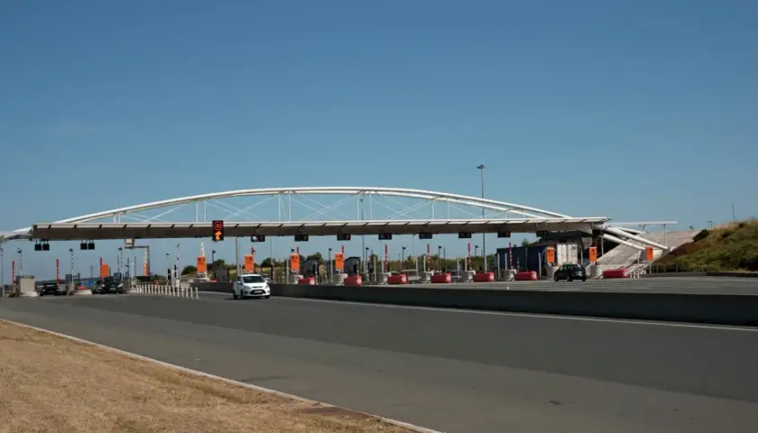 Płatne autostrady we Francji: szlabany na bramkach poboru opłat, przez które przejeżdżają samochody.