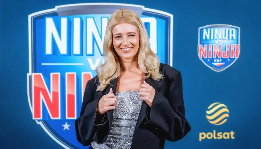 Marta Ćwiertniewicz, młoda gwiazda Ninja Warrior, w błyszczącej kreacji i marynarce. Jej wiek to tajemnica, ale uśmiech mówi wszystko!