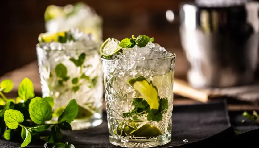 Drinki z limonką: 10+ przepisów na hity alkoholowe i bezalkoholowe!