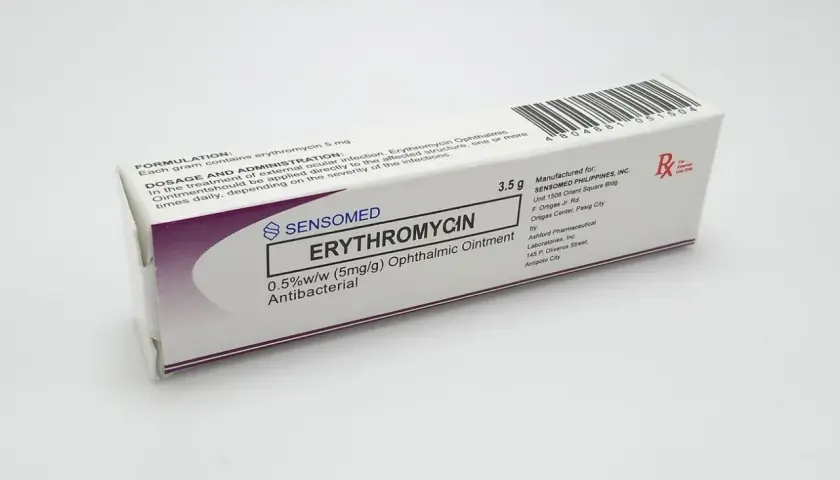 Opakowanie maści do oczu Sensomed Erytromycyna 0.5% w/w (5mg/g) z antybakteryjnym działaniem.
