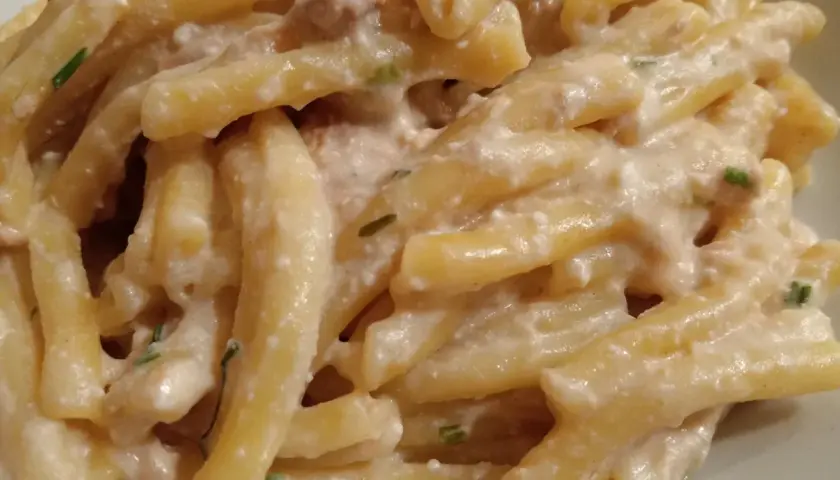 Pyszne makaron strozzapreti w kremowym sosie, posypane szczypiorkiem.