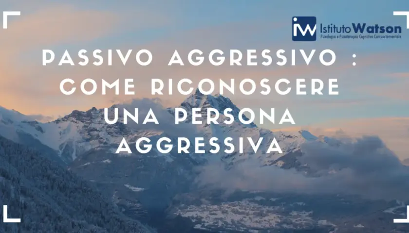 Montagne innevate con testo: "Passivo aggressivo: come riconoscere una persona aggressiva".