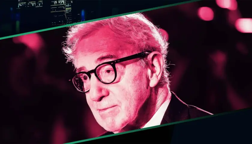 En närbild på Woody Allen med glasögon, belyst i rosa. På tal om Afrodite, hans karaktär i "Mighty Aphrodite" var en musa.