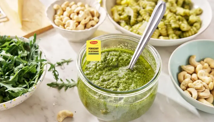Pesto z rukoli, orzechy nerkowca, rukola i makaron – składniki do pysznego dania.