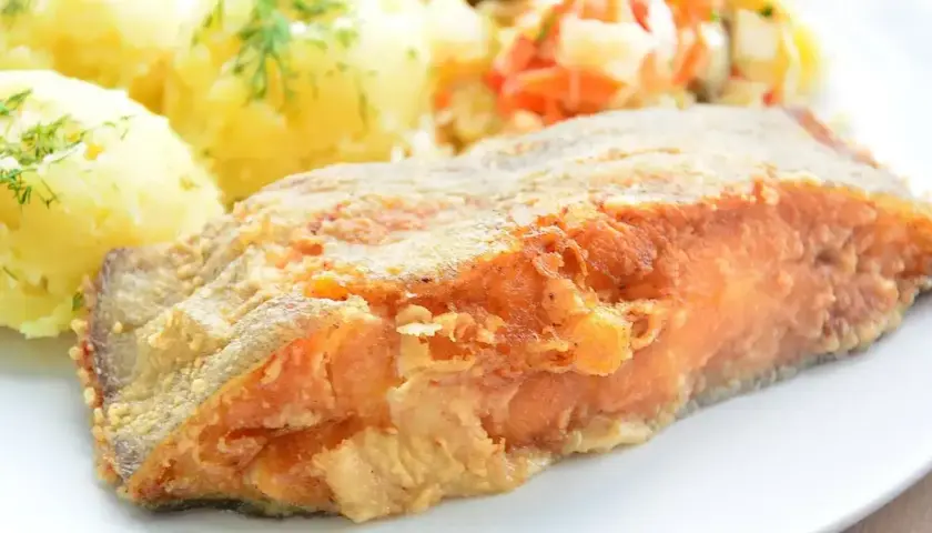 Złocisty halibut smażony, podany z ziemniakami i surówką. Pyszny obiad gotowy!