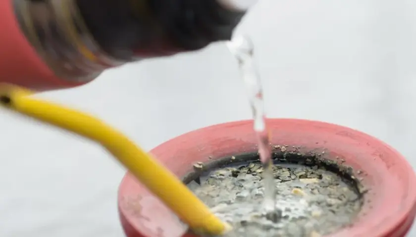 Gorąca woda zalewa susz w naczyniu do yerba mate. Czy yerba mate podnosi ciśnienie? To pytanie nurtuje wielu miłośników tego napoju.