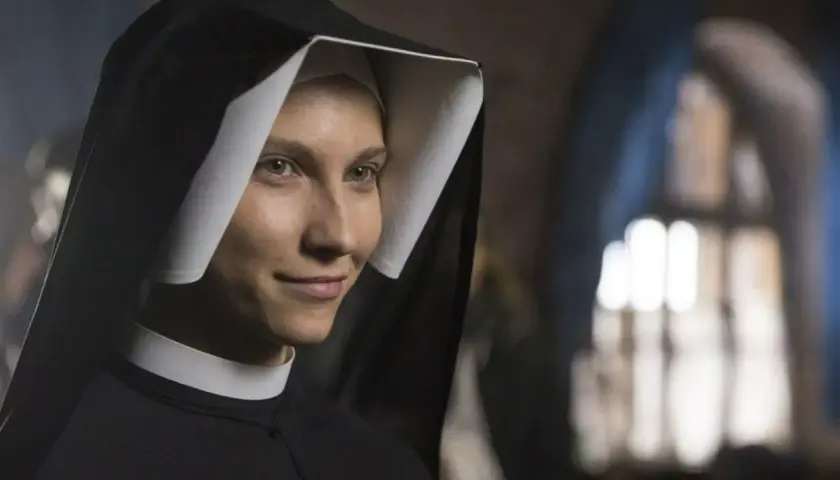 Aktorka w stroju zakonnicy, uśmiecha się. To ujęcie z filmu "Faustyna" (film) obsada.