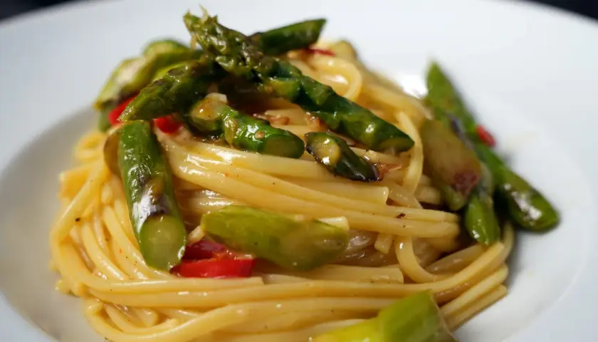 Spaghetti mit Spargel und einer cremigen Sauce, eine köstliche Spargel Carbonara.