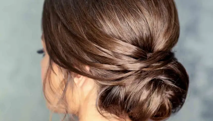 Elegantes recogidos bajos para invitadas de boda, con un estilo romántico y natural.