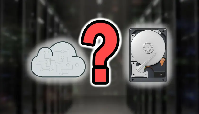 Cloud-Symbol, Fragezeichen und eine Festplatte. Die Wahl für den perfekten **festplatte backup**?