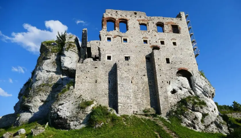 Ruiny zamku na skale, wspaniała trasa turystyczna. Ogrodzieniec zaprasza do odkrywania historii.