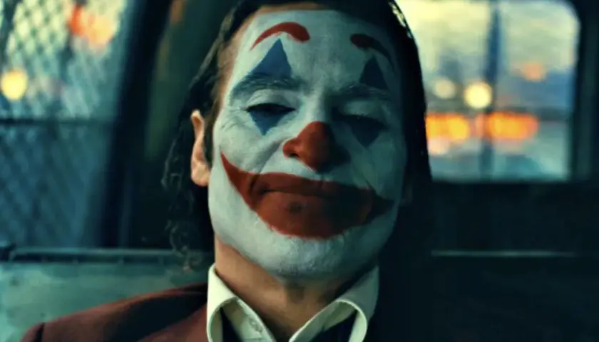 Arthur Fleck, con il trucco da clown, riflette sulla sua vita e sulla **joker trama**.