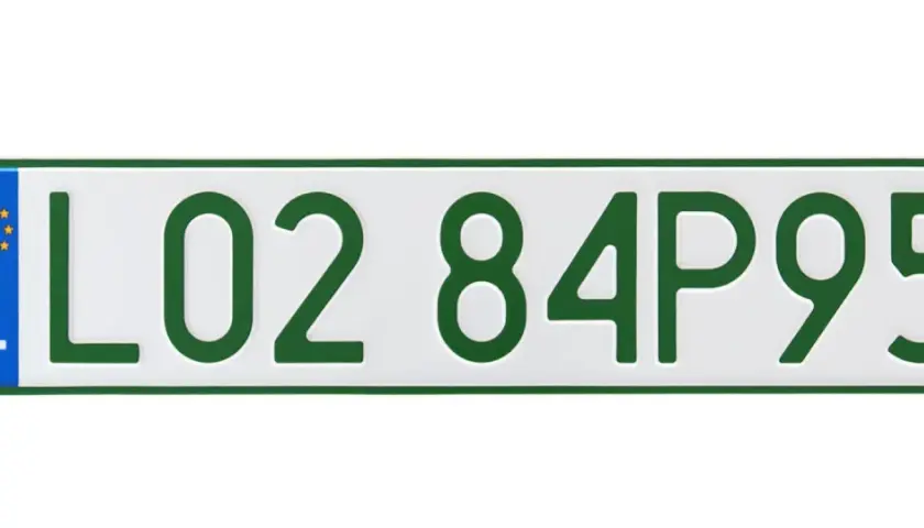 Polskie tymczasowe tablice rejestracyjne z zielonymi znakami. Numer L02 84P95.