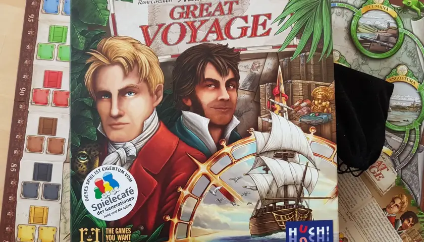 Huch! Verlag präsentiert "Great Voyage", ein Brettspiel über Entdeckungsreisen. Zwei Männer blicken entschlossen in die Ferne, ein Segelschiff gleitet über die Wellen.