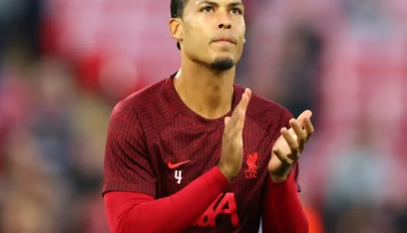 Virgil van Dijk, Kapitän des FC Liverpool, klatscht im roten Trikot mit der Nummer 4.
